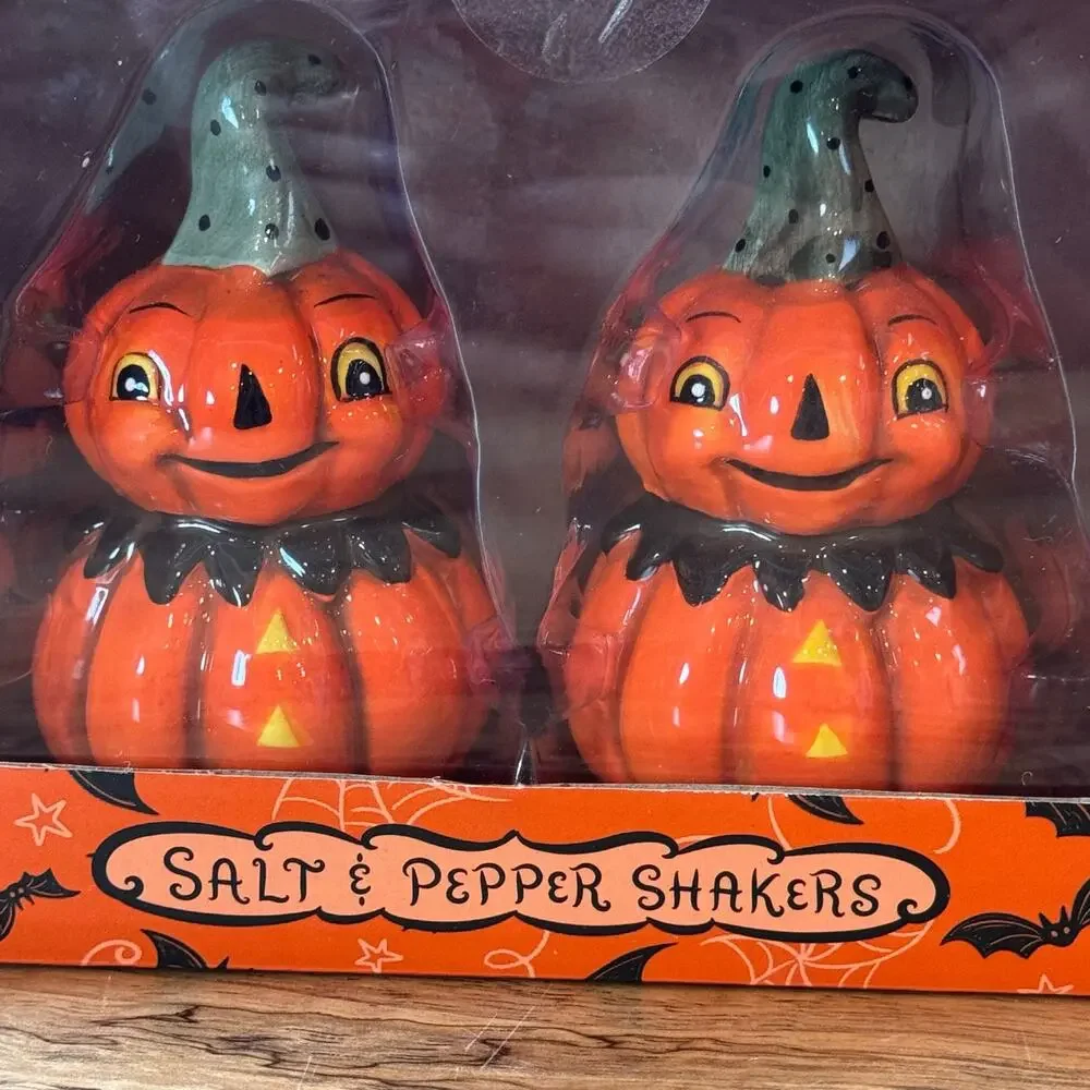 Johanna Parker Halloween Pumpkin Salt & Pepper Shakers Set Vintage Style NIB